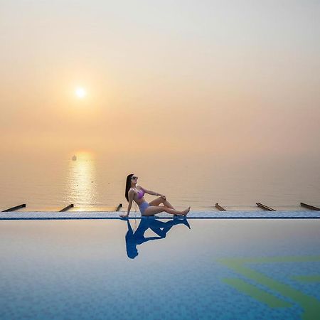 Maximilan Danang Beach Hotel Екстериор снимка