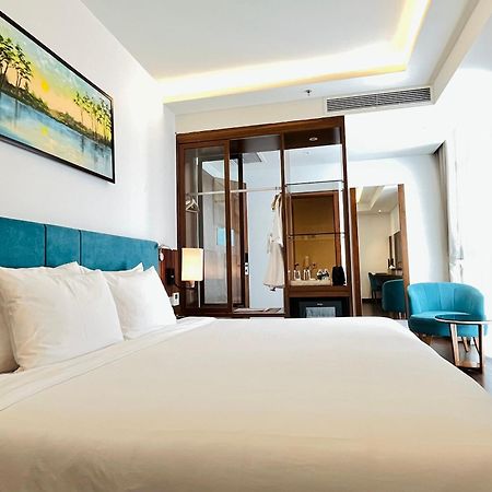 Maximilan Danang Beach Hotel Екстериор снимка
