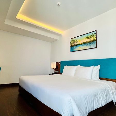Maximilan Danang Beach Hotel Екстериор снимка