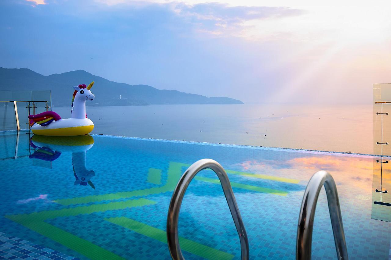Maximilan Danang Beach Hotel Екстериор снимка