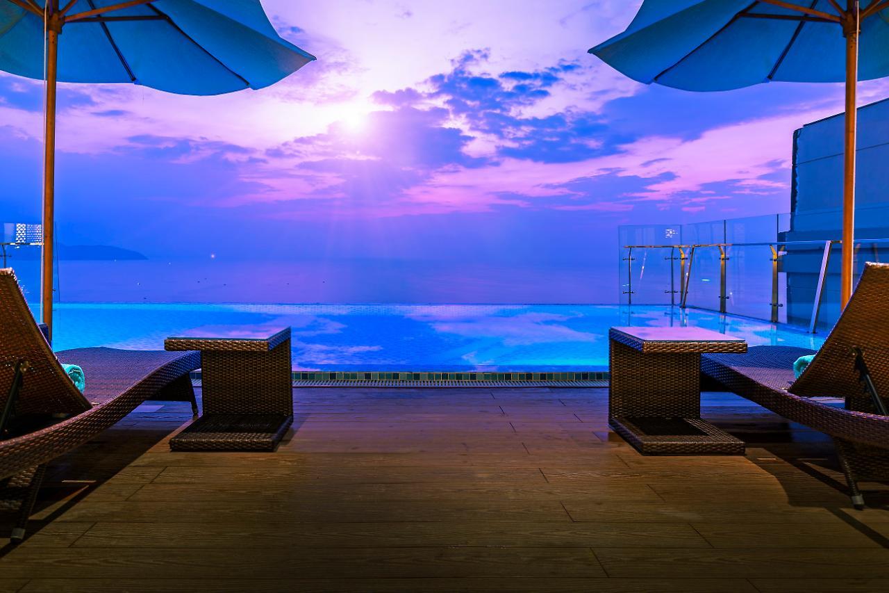 Maximilan Danang Beach Hotel Екстериор снимка