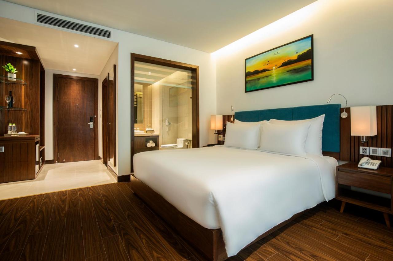 Maximilan Danang Beach Hotel Екстериор снимка