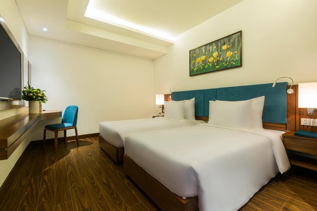 Maximilan Danang Beach Hotel Екстериор снимка