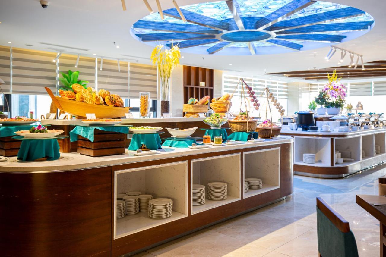 Maximilan Danang Beach Hotel Екстериор снимка