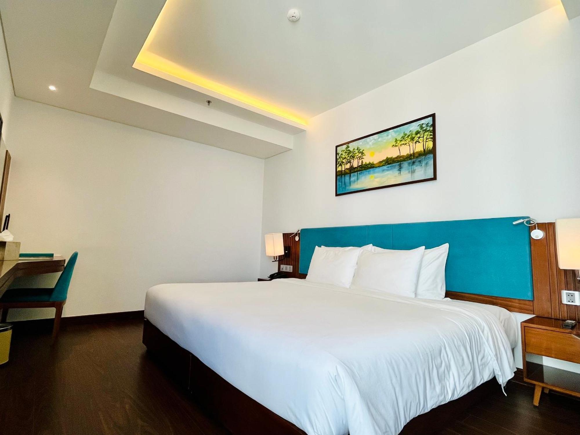 Maximilan Danang Beach Hotel Екстериор снимка