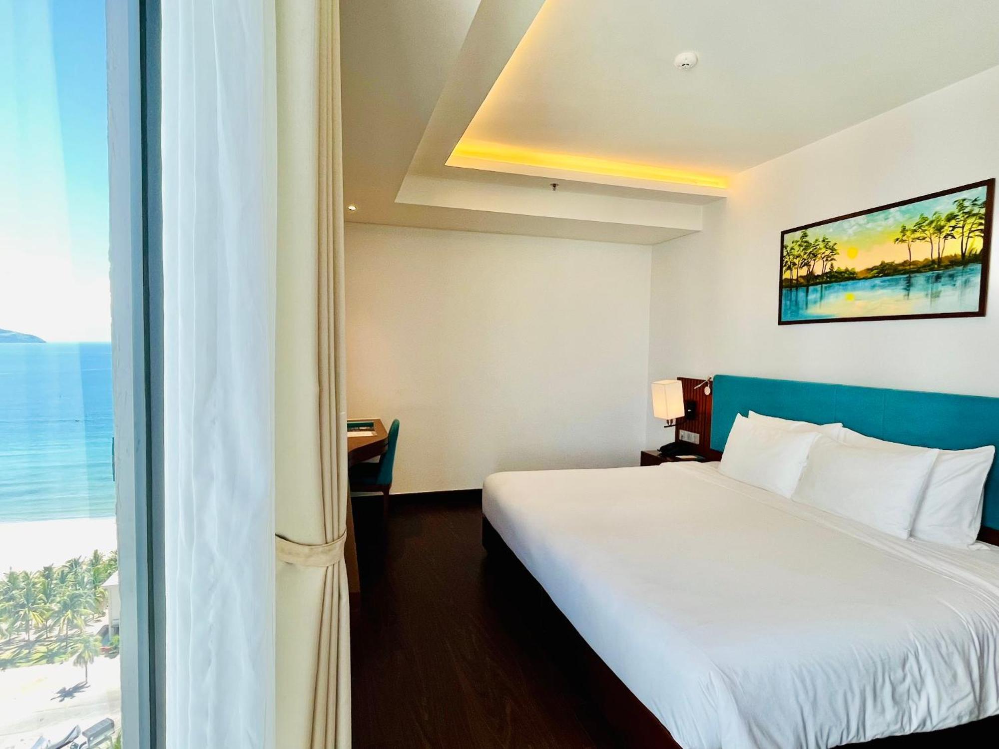 Maximilan Danang Beach Hotel Екстериор снимка