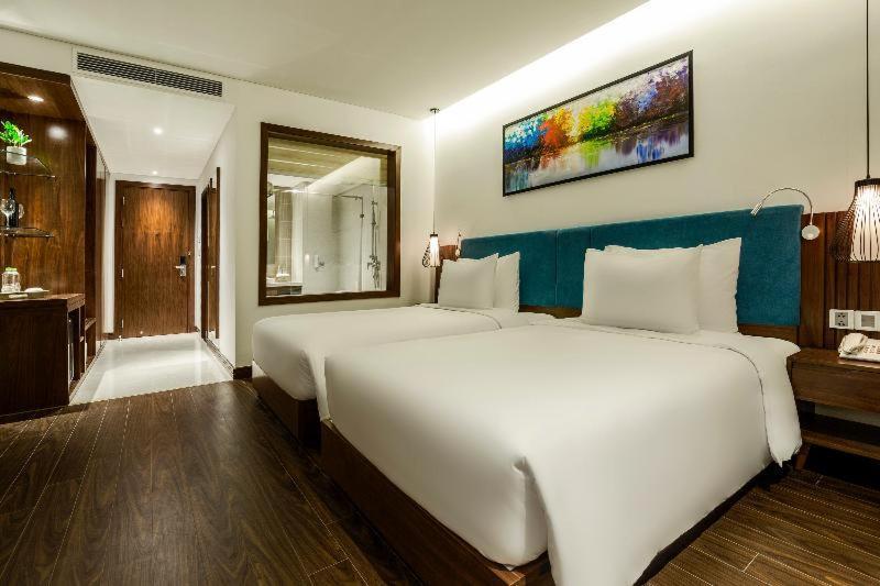 Maximilan Danang Beach Hotel Стая снимка