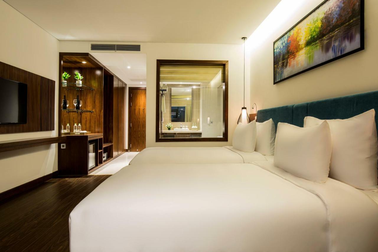 Maximilan Danang Beach Hotel Екстериор снимка