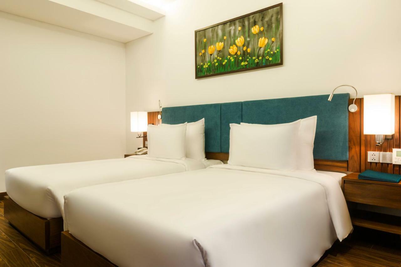 Maximilan Danang Beach Hotel Екстериор снимка