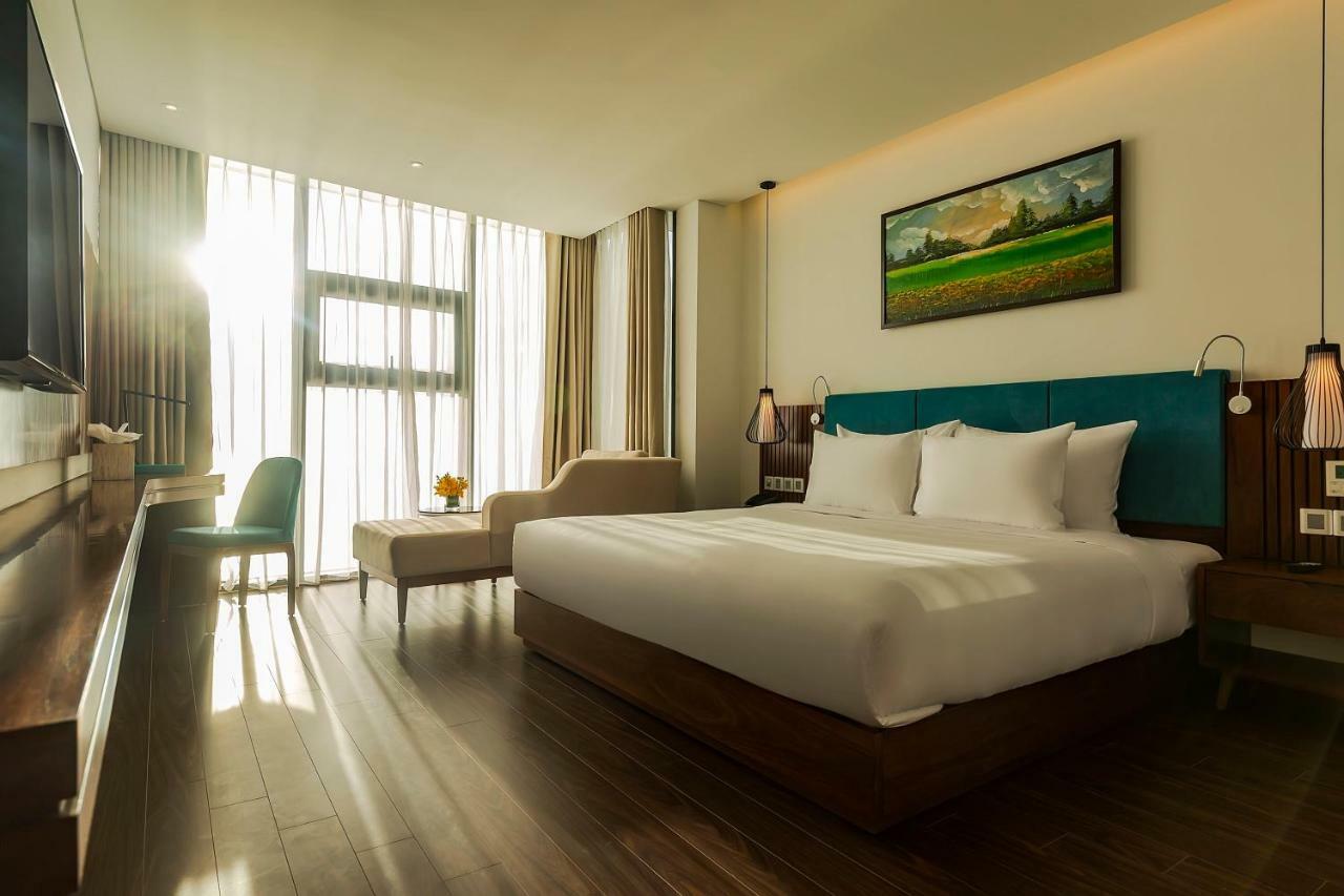 Maximilan Danang Beach Hotel Екстериор снимка
