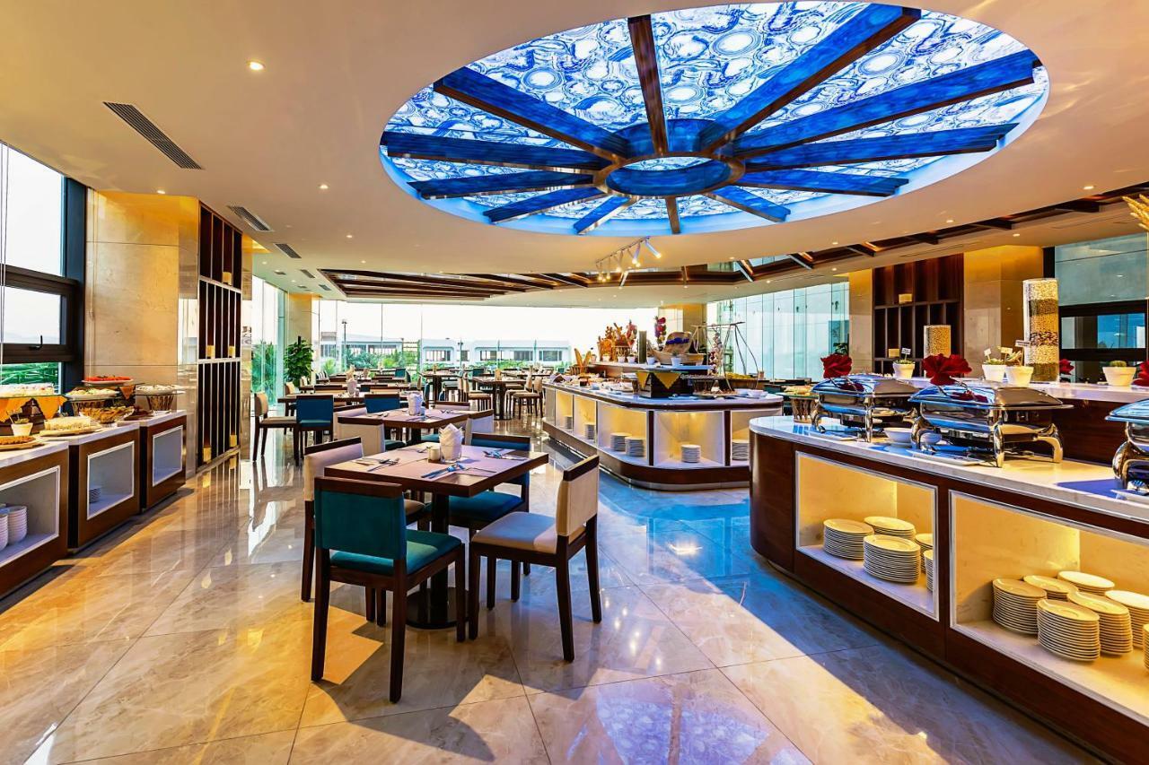 Maximilan Danang Beach Hotel Екстериор снимка