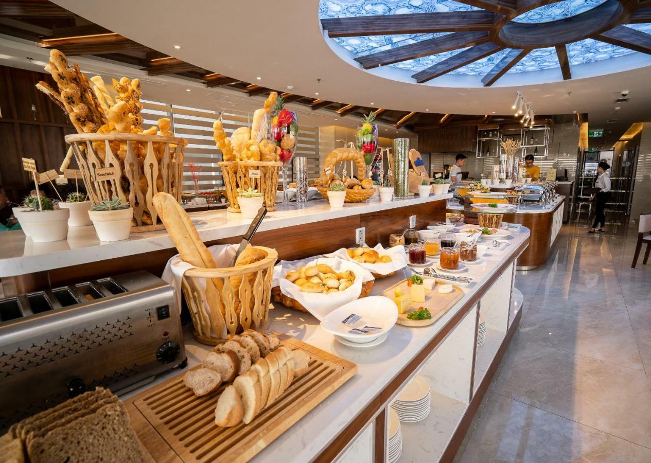 Maximilan Danang Beach Hotel Екстериор снимка
