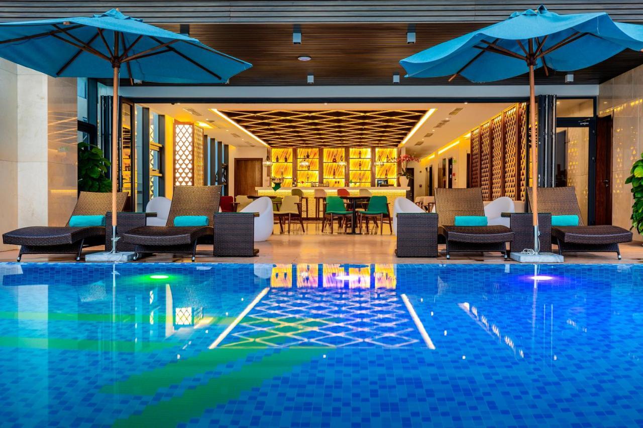 Maximilan Danang Beach Hotel Екстериор снимка