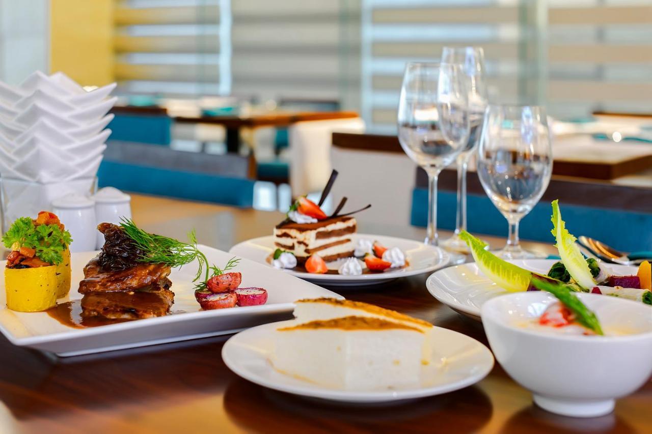 Maximilan Danang Beach Hotel Екстериор снимка