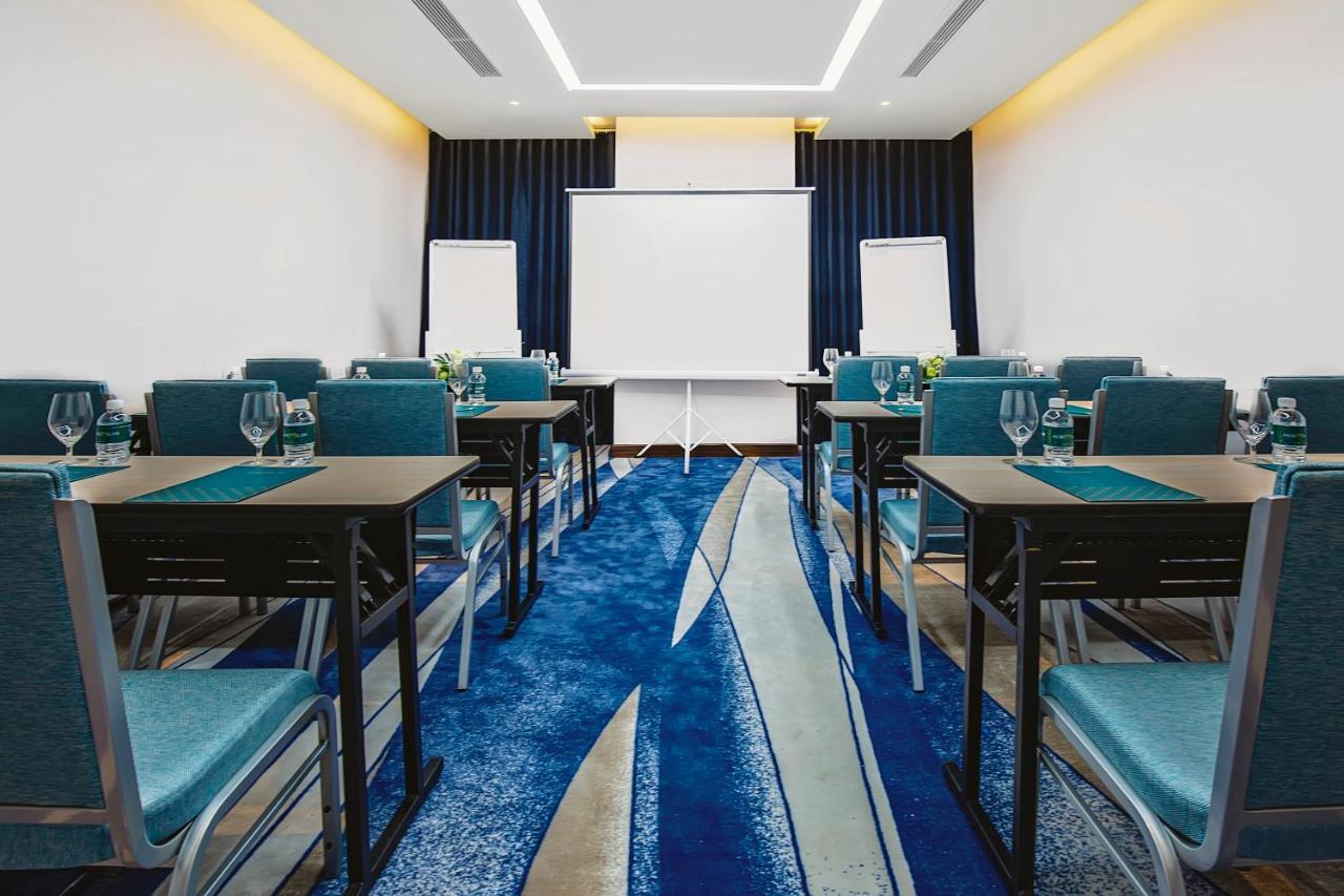 Maximilan Danang Beach Hotel Екстериор снимка