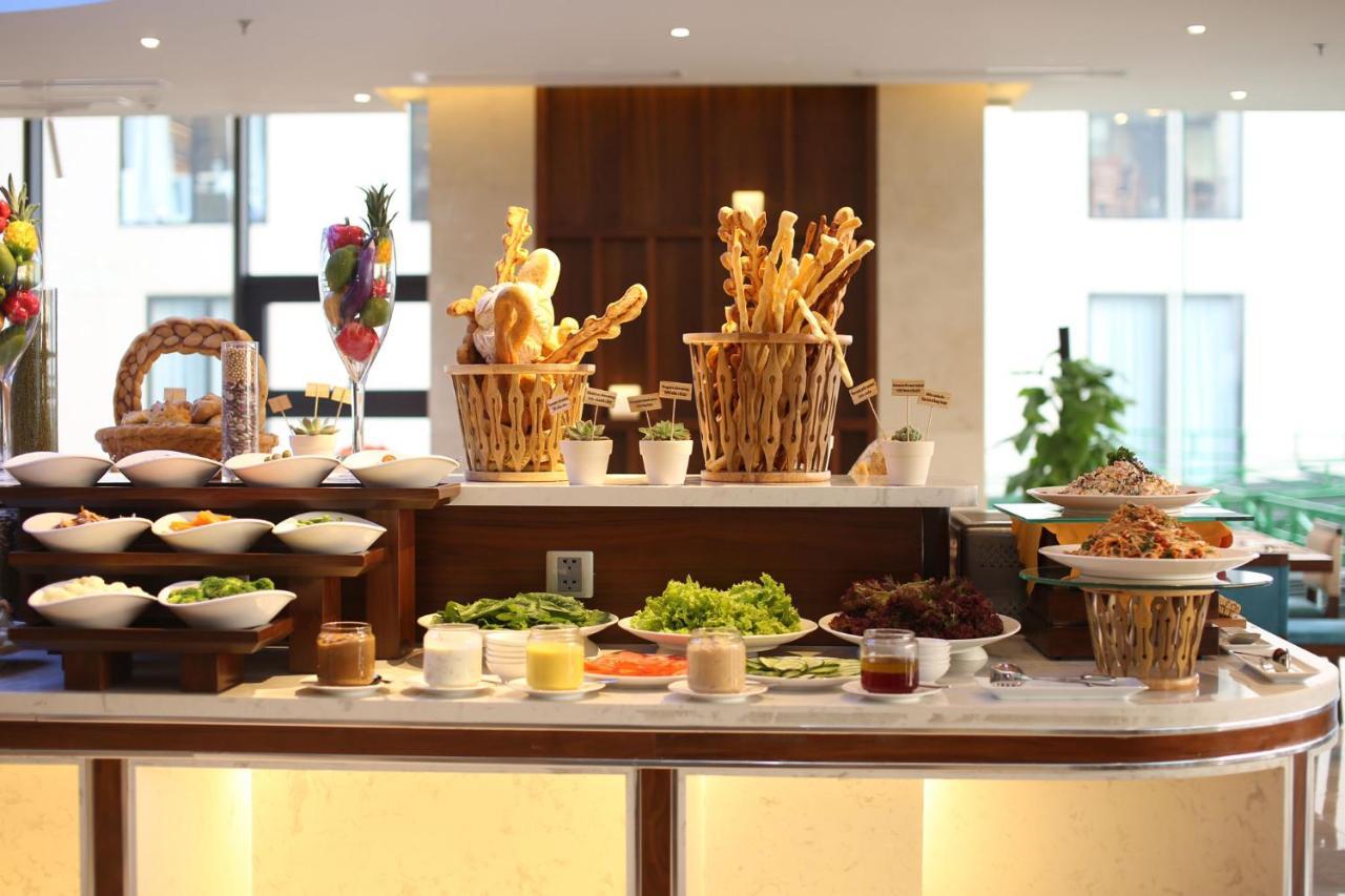 Maximilan Danang Beach Hotel Екстериор снимка